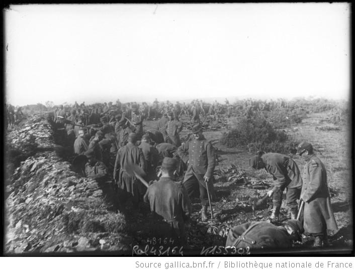 Soldats d'infanterie creusant des tranchées 